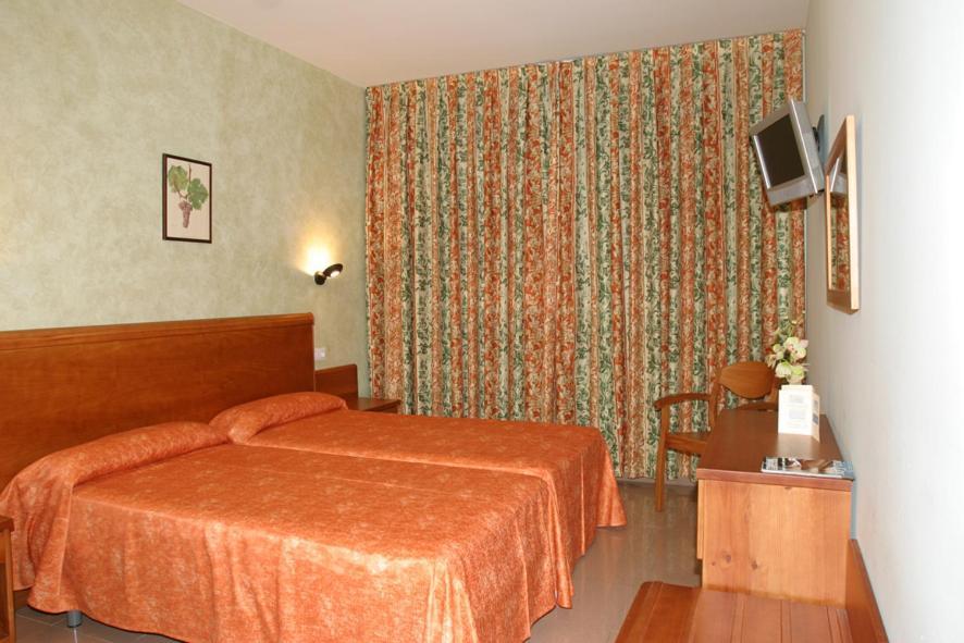 Hotel Fonda Neus Sant Sadurní dʼAnoia Exterior foto