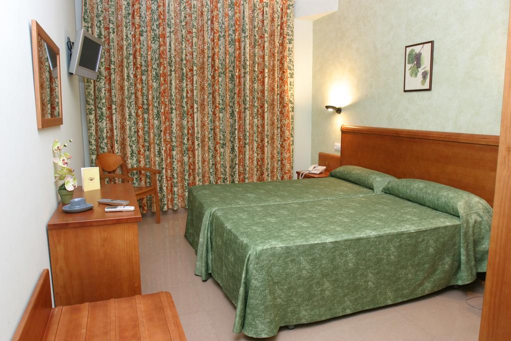 Hotel Fonda Neus Sant Sadurní dʼAnoia Exterior foto